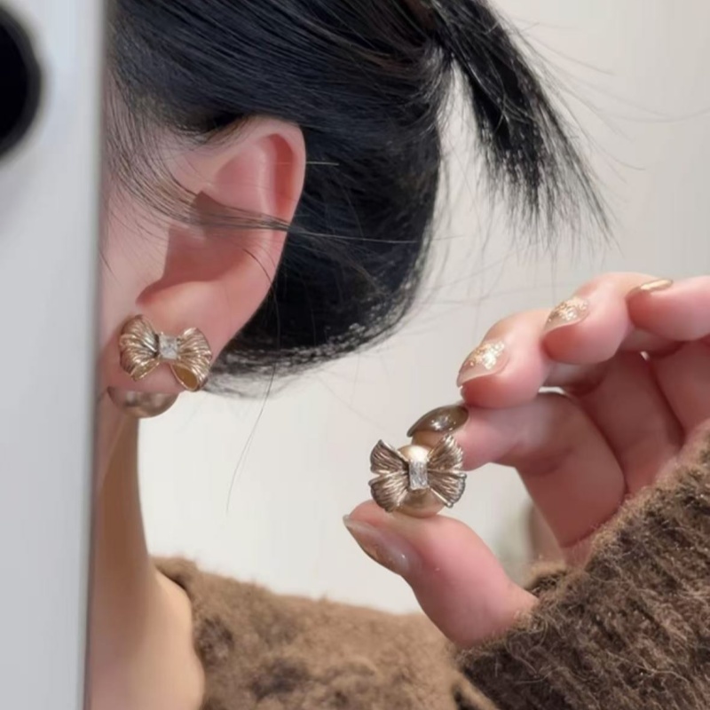 铜合金耳饰  一款多戴法式轻奢蝴蝶结珠珠耳钉轻奢气质千金风耳环