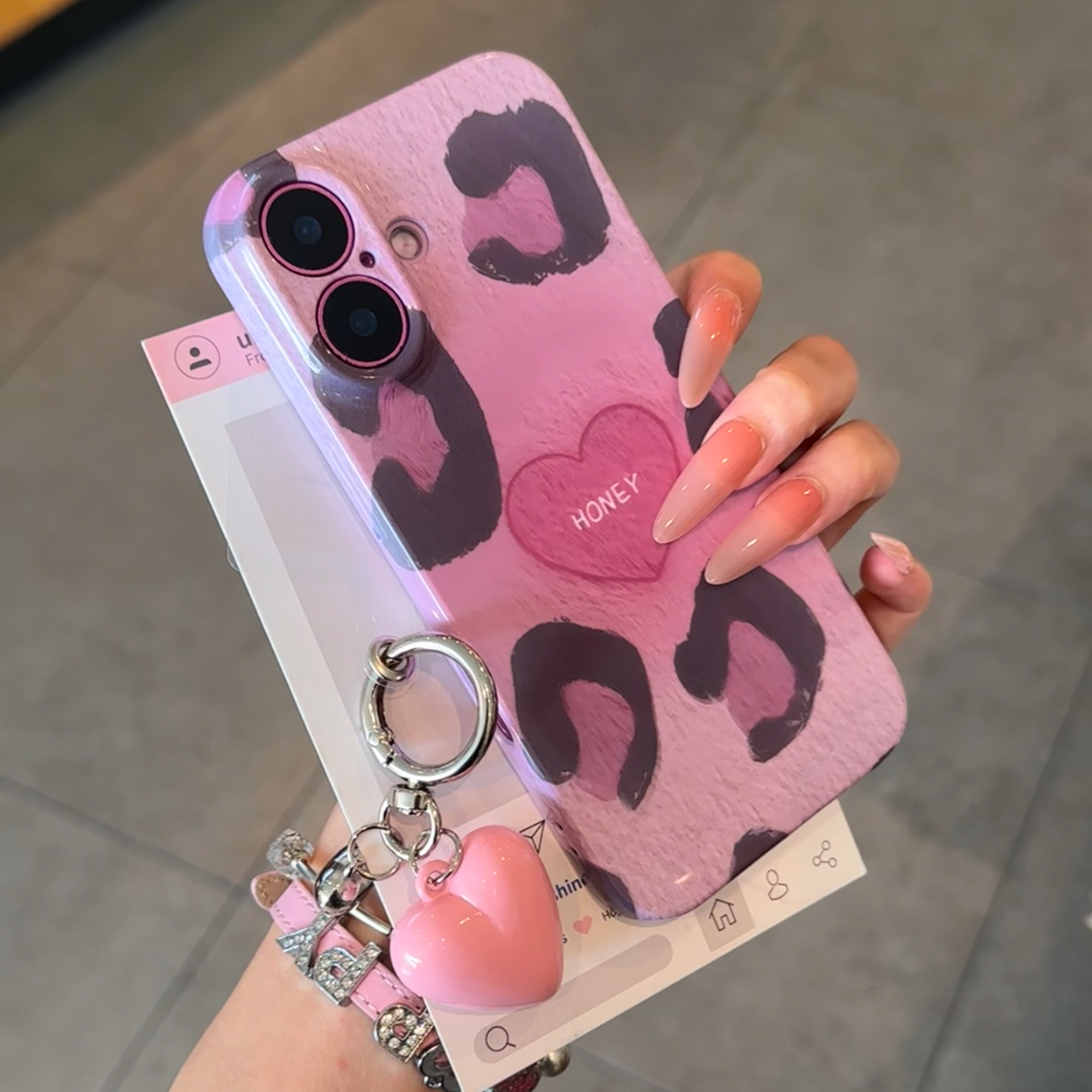 欧克里里粉爱心豹纹爱心挂件适用苹果17/16手机壳华为oppo小米15