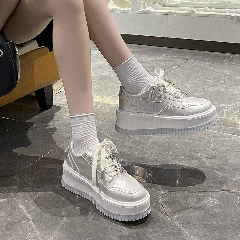 2025秋季新款厚底皮面松糕鞋女6cm小个子水钻时尚百搭珠光白板鞋