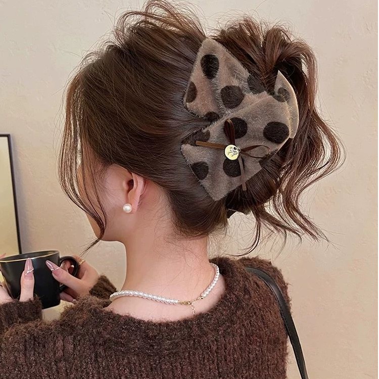 慕斯奶咖~三角抓夹女波点毛绒鲨鱼夹2025新款大号盘发夹秋冬发饰
