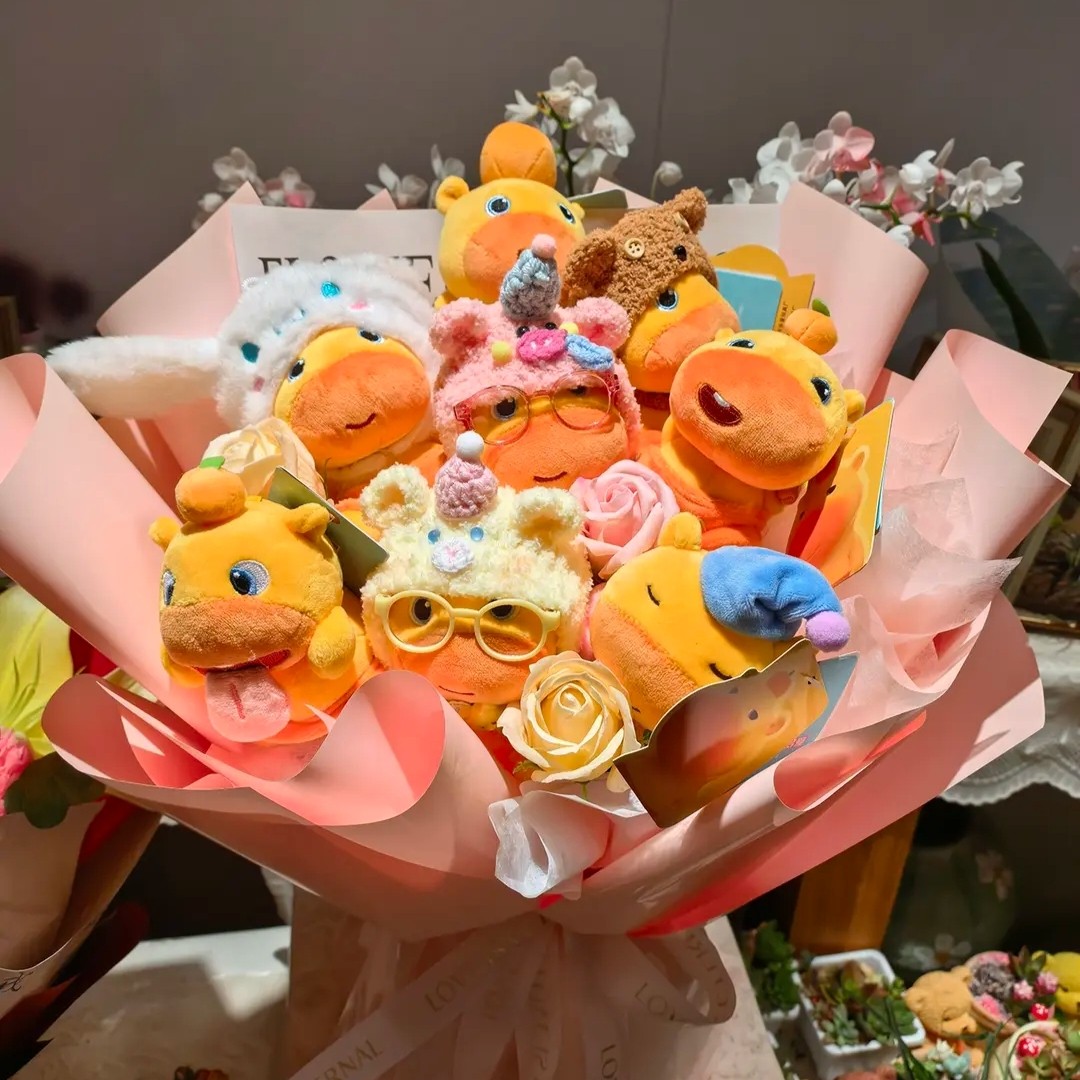 新款水豚花束玩偶可爱毛绒玩具可换装公仔包包挂件送女生圣诞礼物