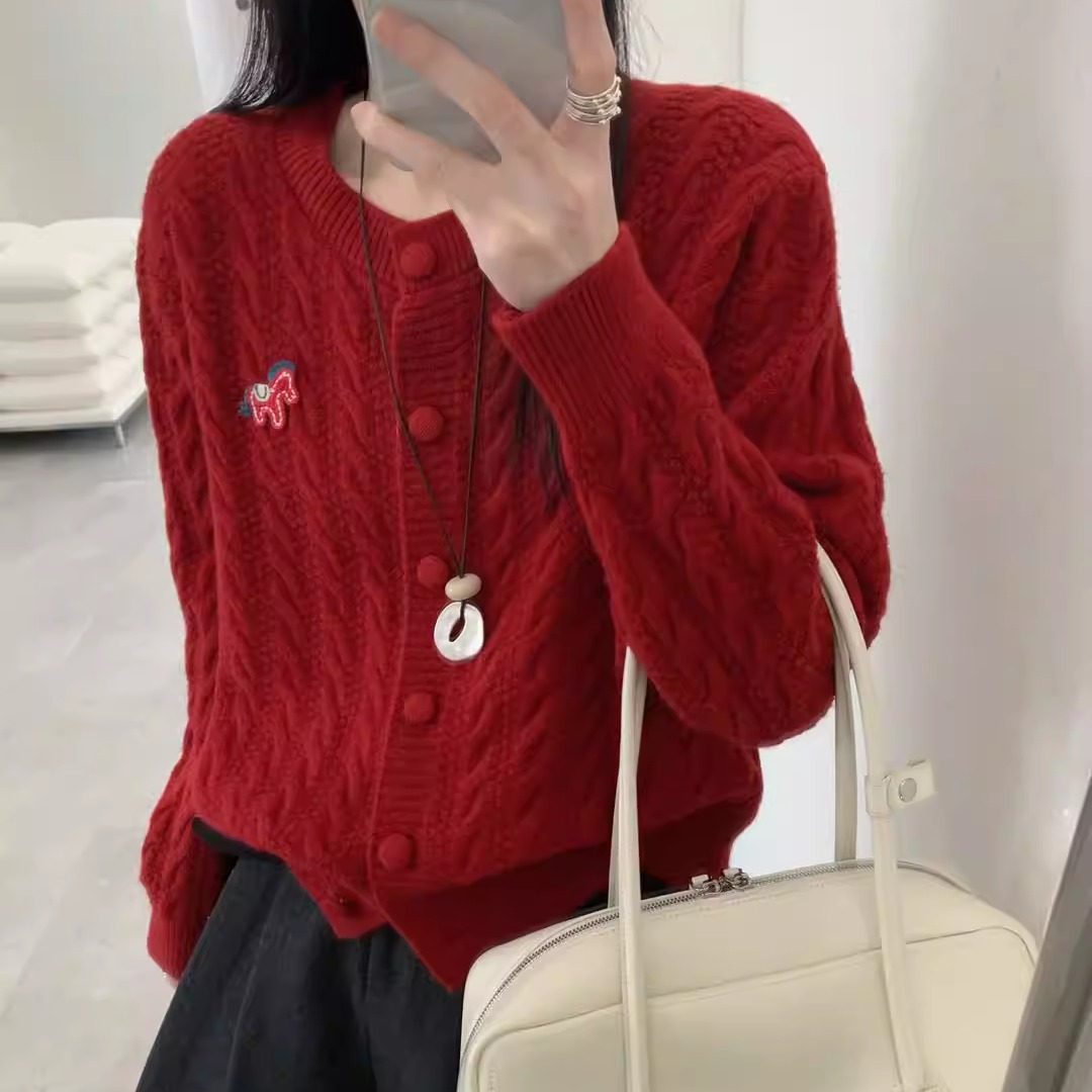 冬季韩系高级感巨好看气质针织开衫新年本命年红色小马绞花毛衣女
