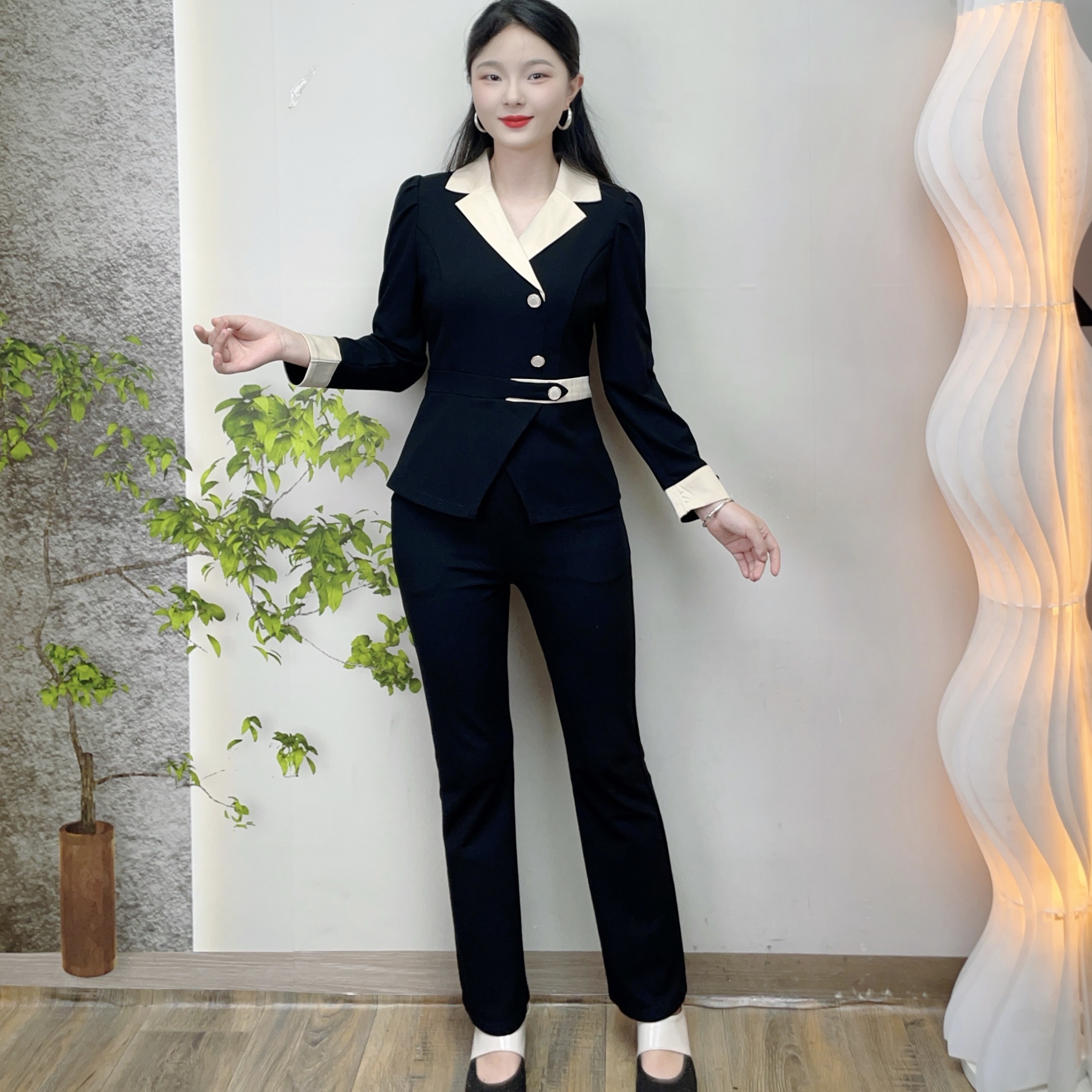 2025年秋季新款时尚设计感高级微喇裤修身套装女