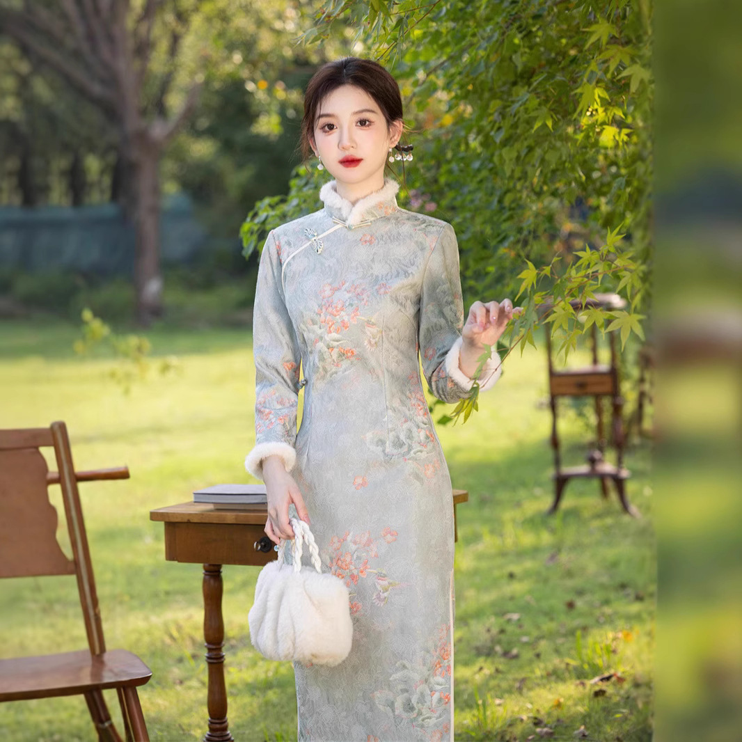 2025冬季新款银珠缎复合超柔加绒加厚毛领旗袍浅蓝色修身显瘦旗袍