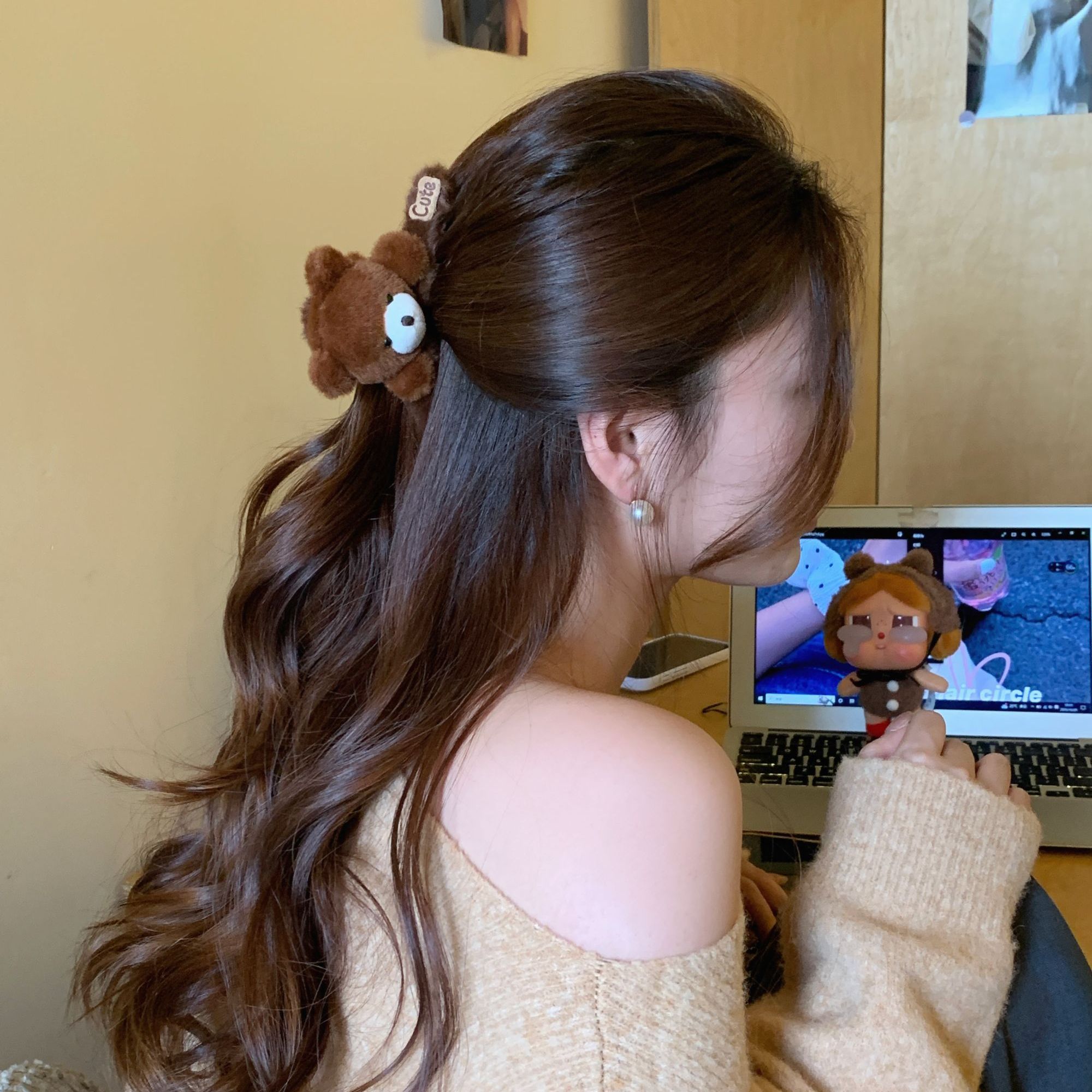 秋冬毛绒小熊抓夹女2025新款毛毛鲨鱼夹发量多后脑勺头饰发饰