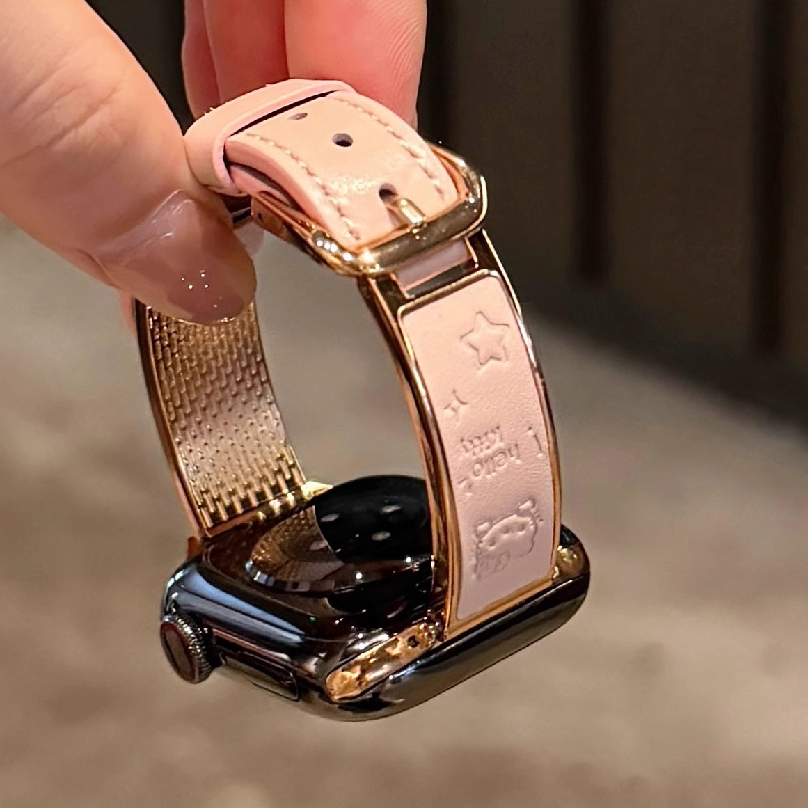 可爱kt金属贴皮拼皮质苹果手表表带适用于Apple Watch10iwatch789