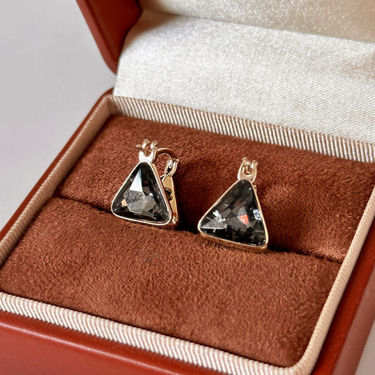 铜合金琉璃耳饰 法式复古黑色多面切割三角形耳环小众轻奢高级感