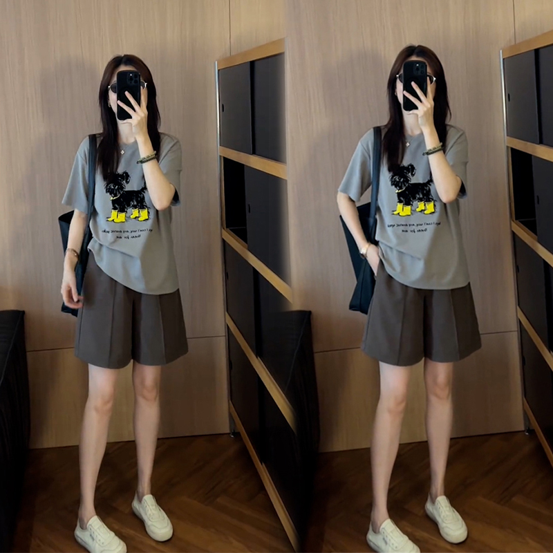 又酷又飒的穿搭套装夏季简约圆领印花套头T恤高腰休闲短裤两件套