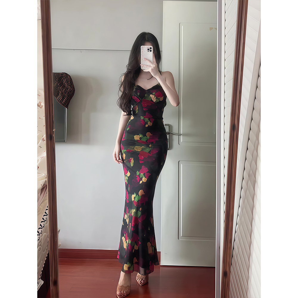 性感辣妹V领露背挂脖吊带连衣裙女夏新款修身显瘦带胸垫印花长裙