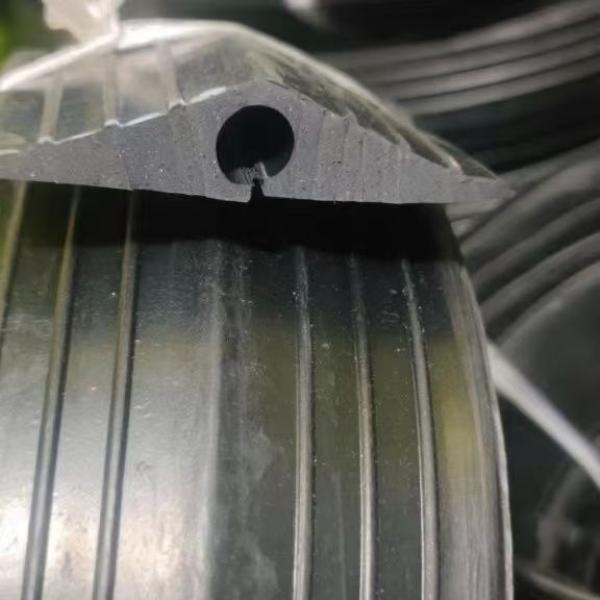 电动车充电线室外防压保护橡胶减速带线槽拖线板保护胶套家用防水