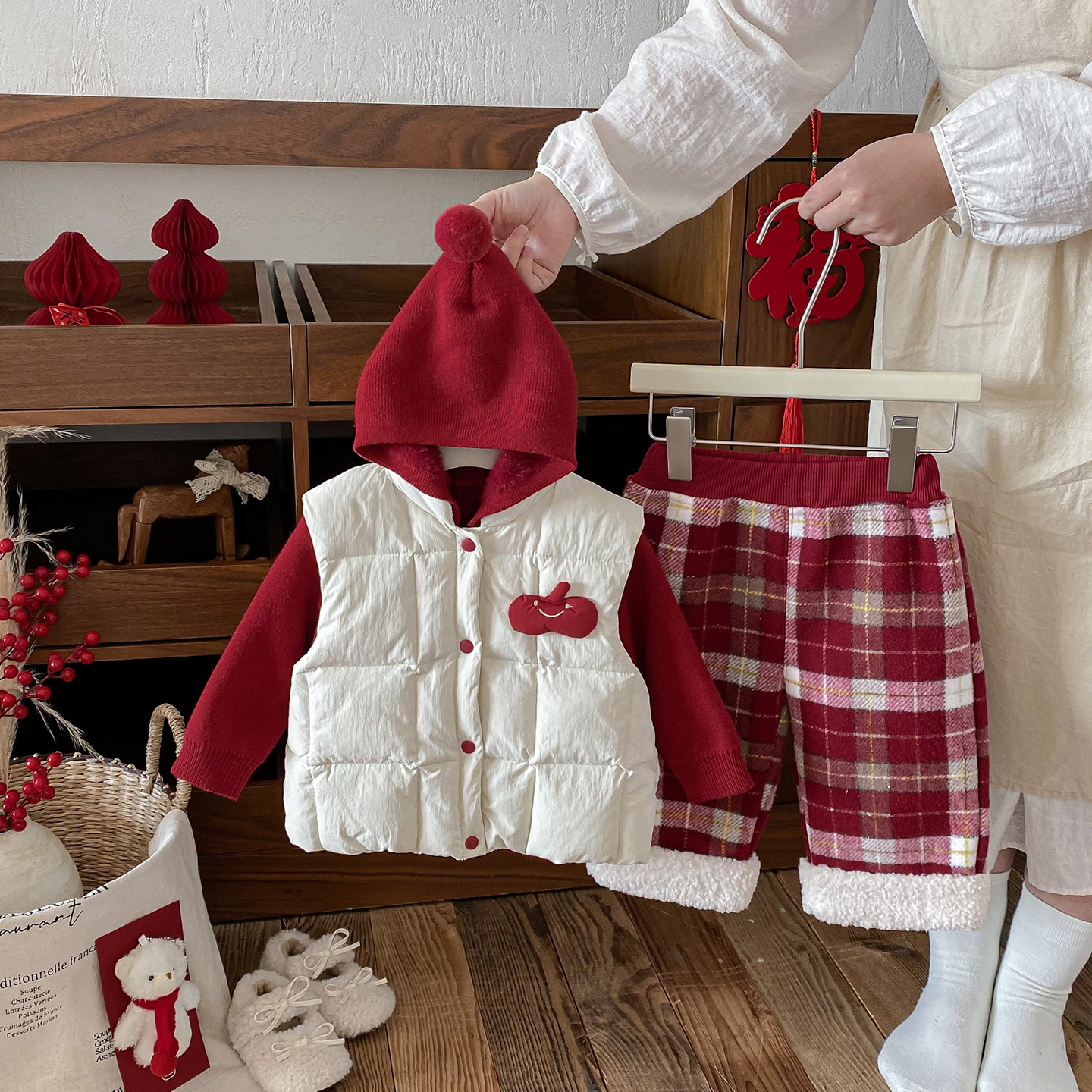 点兮冬季新款婴幼儿夹棉马甲套装女宝宝连帽毛衣开衫格子裤三件套