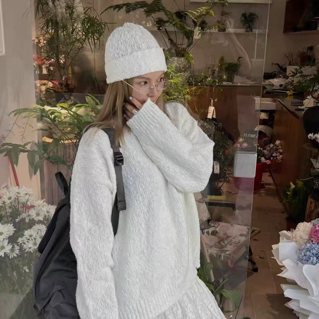 杭州六六档口冬季新款 配帽子慵懒清爽干净的白色毛衣