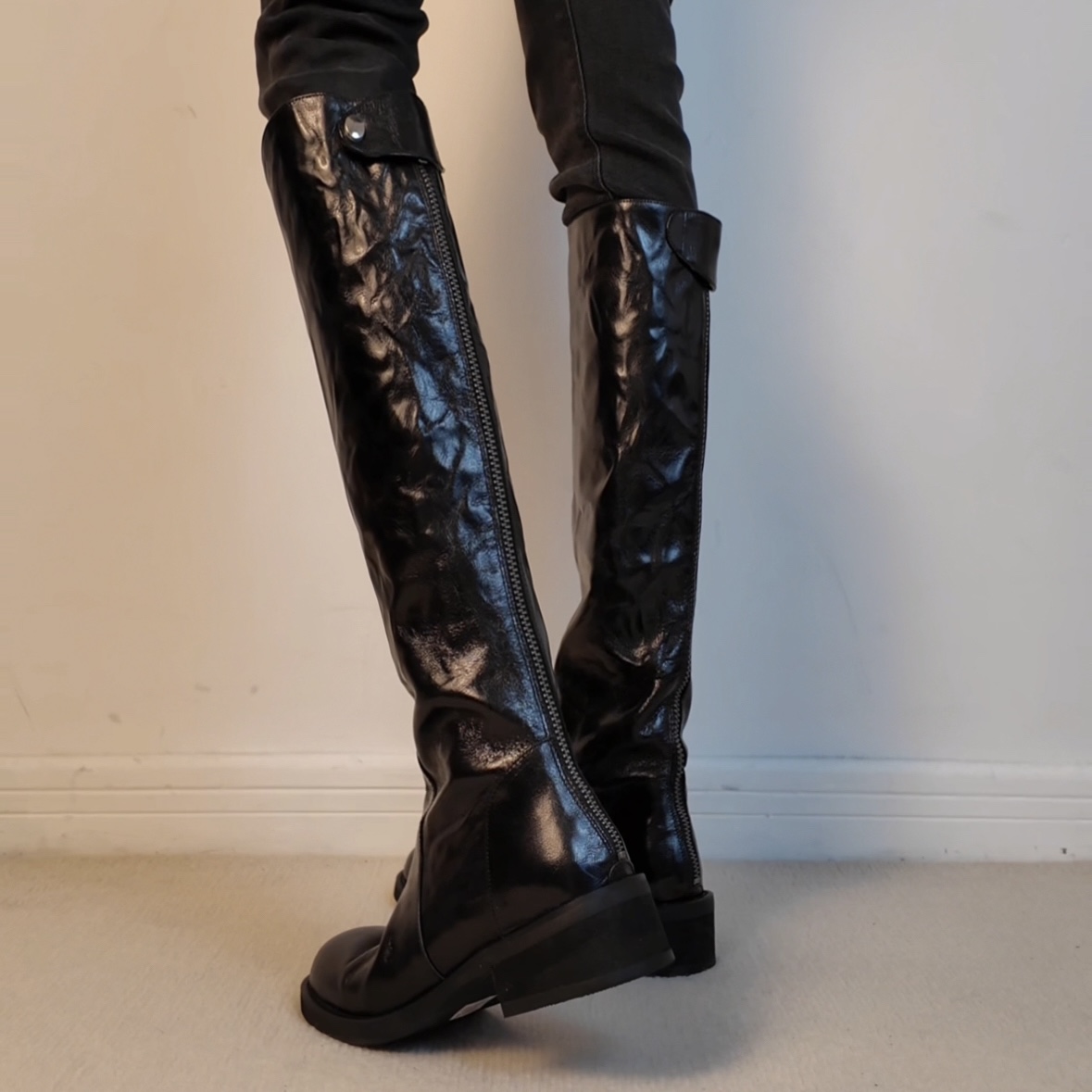 六也「飒美精致」直筒褶皱羊皮圆头后拉链不过膝骑士长靴女 L1047