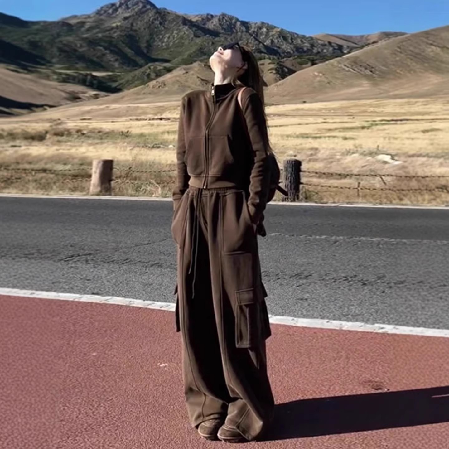 复古运动服套装女秋季宽松显瘦时尚炸街短款卫衣工装裤休闲两件套