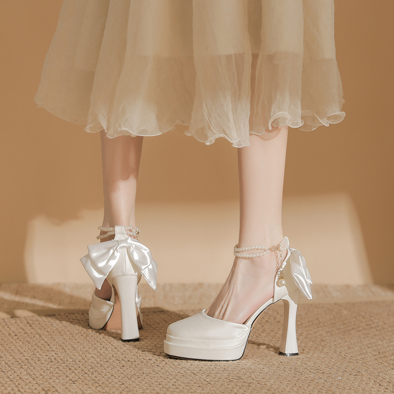 白色高跟鞋粗跟小个子防水台不累脚仙女风珍珠绑带新娘婚鞋配婚纱