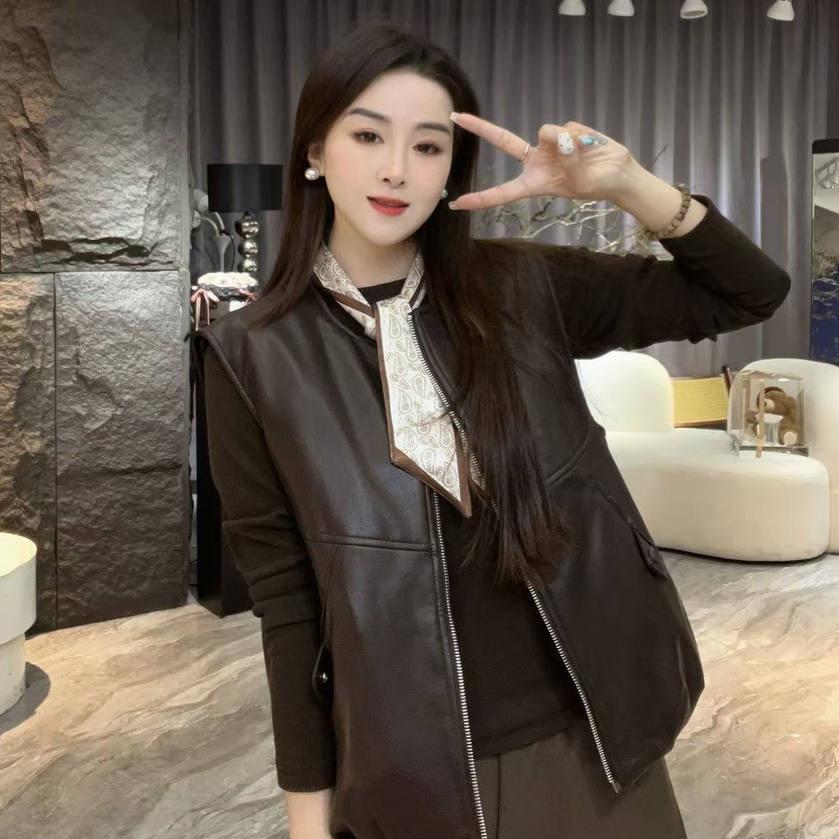 3520秋冬新款时尚宽松圆领无袖PU皮衣加绒马甲女休闲百搭坎肩外套