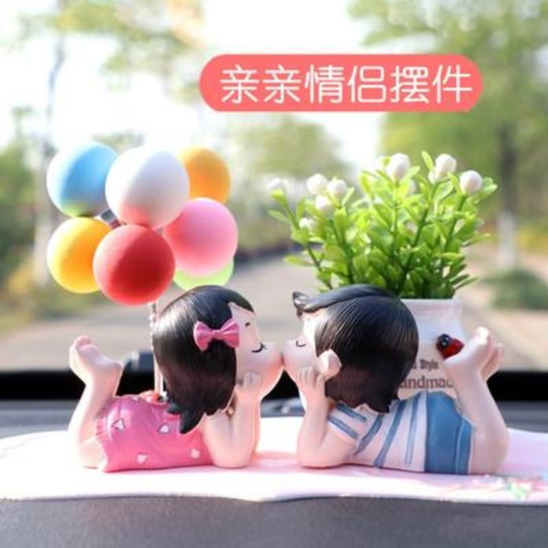 汽车摆件情侣款亲嘴娃娃一对浪漫创意可爱车内用品车载装饰品