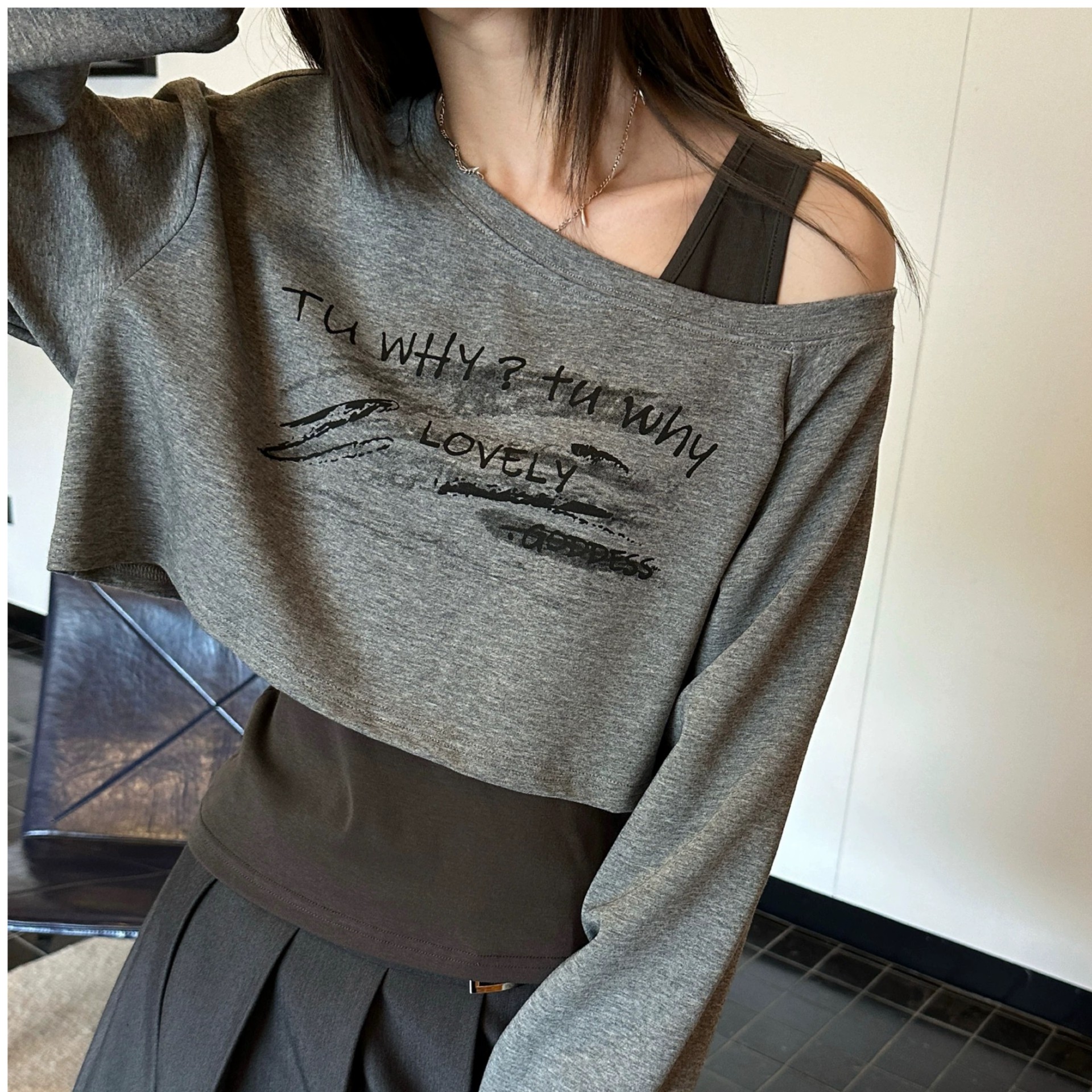 休闲风长袖设计感宽松型辣妹常规款圆领卫衣新款时尚入冬漂亮衣服