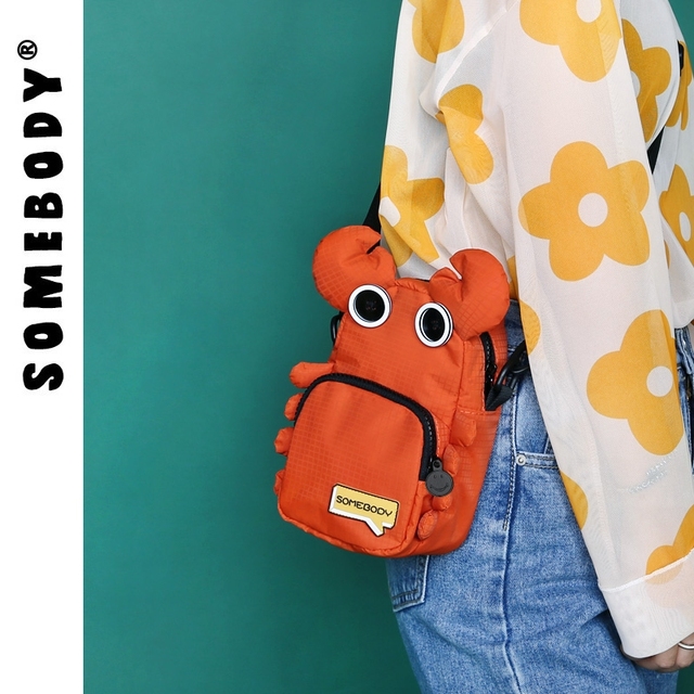 三色补丁小螃蟹搞怪包包女2025新款少女卡通斜挎小方包百搭手机包