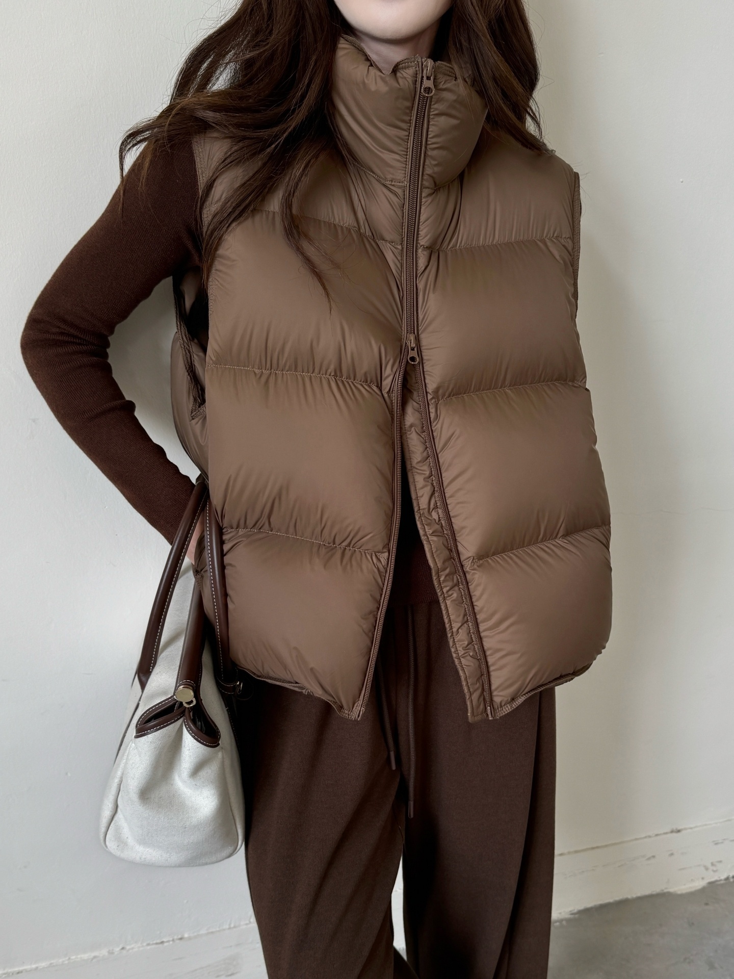 新款时尚百搭宽松立领白鸭绒欧货高端女马甲泡芙蓬松面包款2025