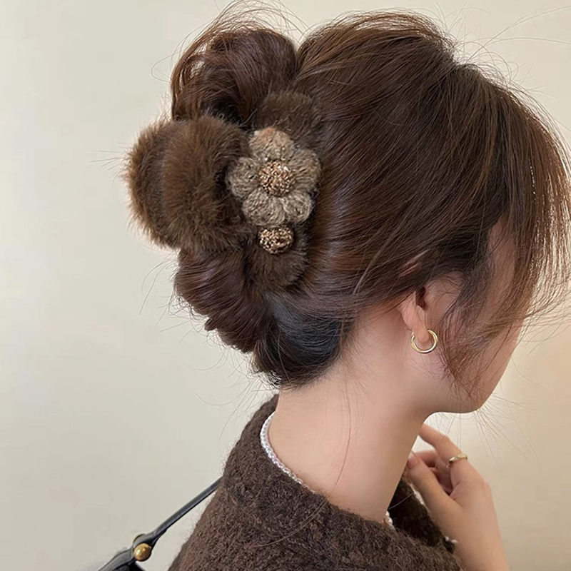 毛绒花朵抓夹女冬季鲨鱼夹发夹2024新款高级感后脑勺盘发夹子发饰