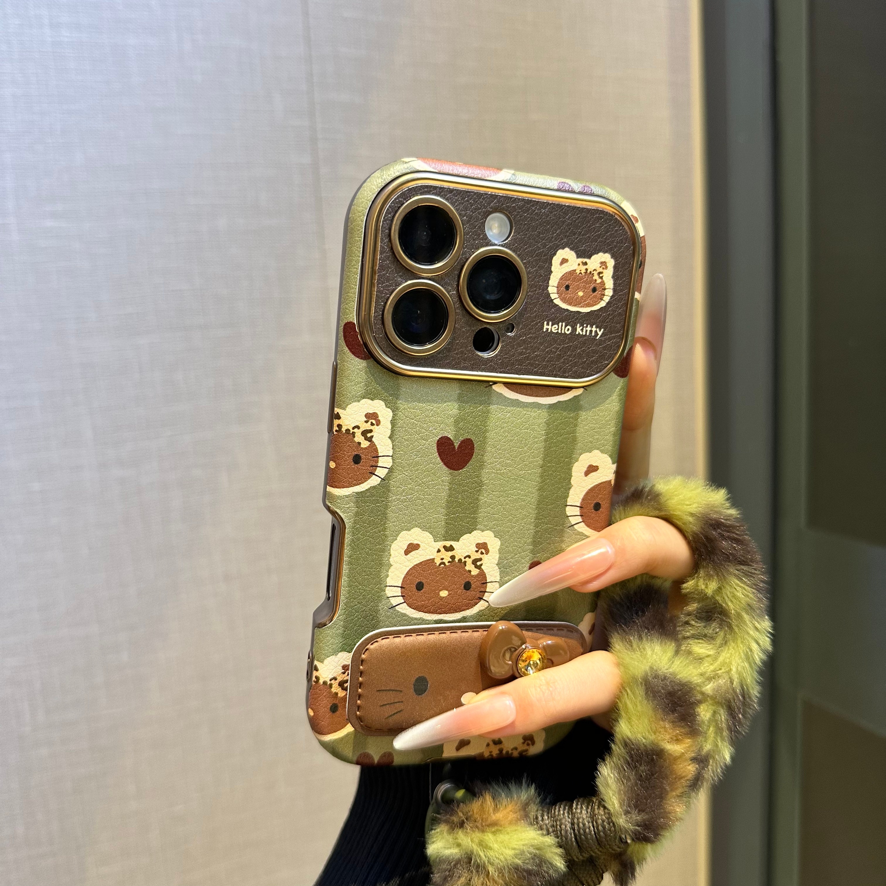 秋冬绿底条纹KT猫挂绳手机壳时尚可爱适用苹果17pro/16/15/14/13