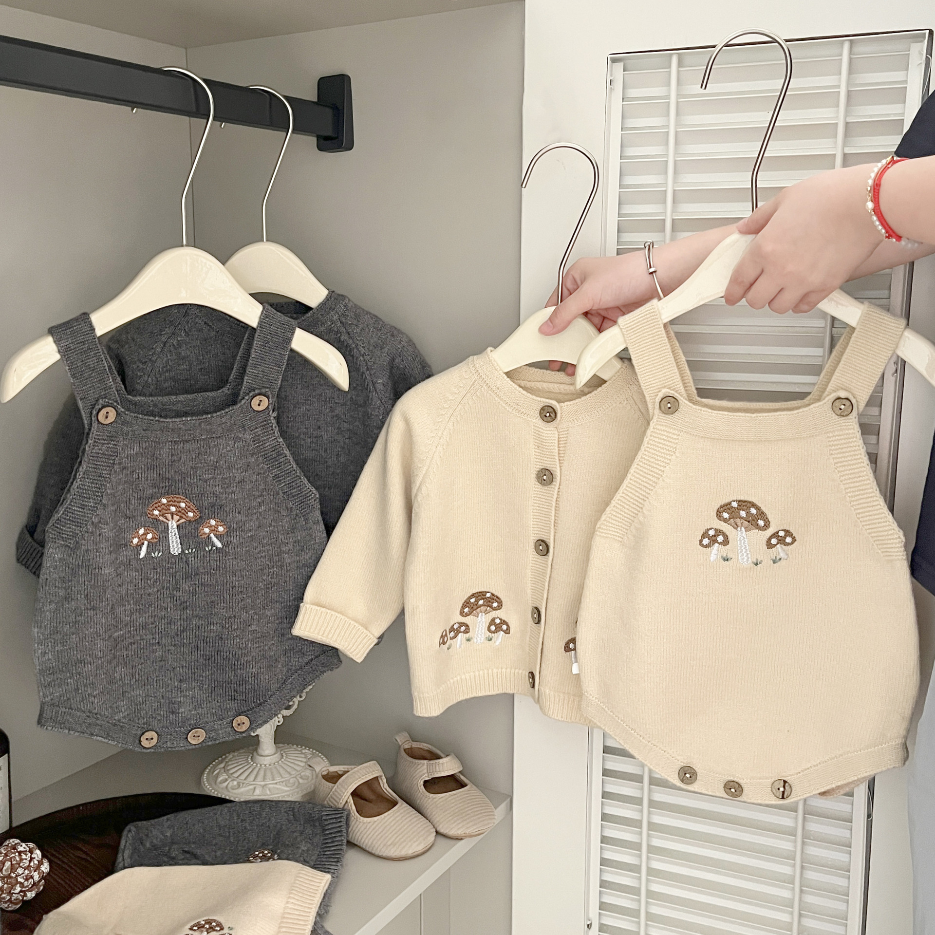 婴幼儿周岁春装宝宝洋气时髦套装韩系女童针织开衫背带哈衣两件套