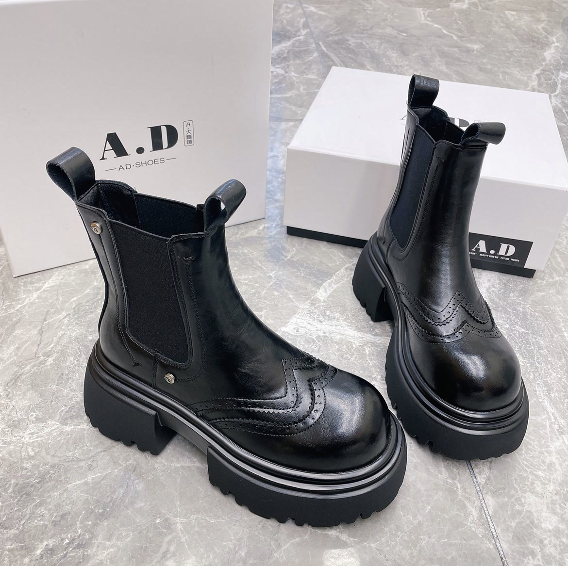 香香英伦风厚底雕花洋气烟筒靴新款显瘦中筒马丁靴8001-2