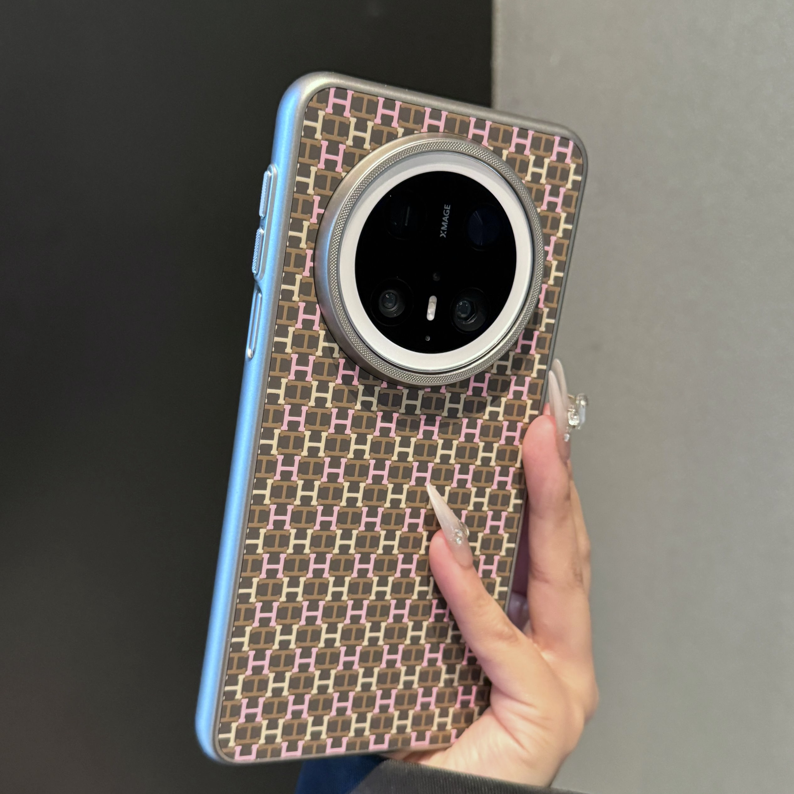 适用华为mate70pro手机壳个性复古H纹内置磁吸充电超薄防摔保护套