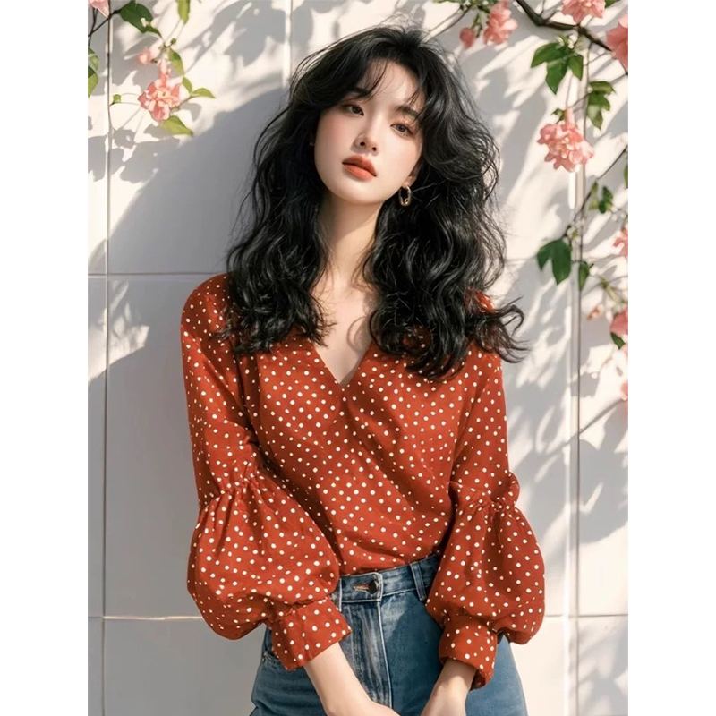 2025早春新款超好看独特漂亮衬衫砖红色v领波点灯笼袖宽松上衣女