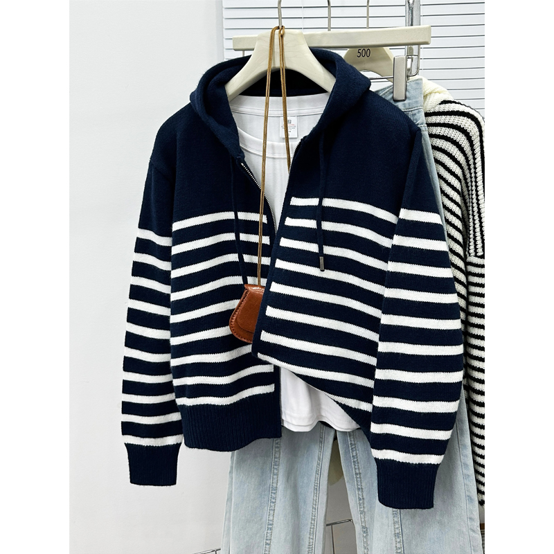 2025秋冬新款连帽拉链针织外套女装时尚洋气撞色条纹开衫毛衣上衣