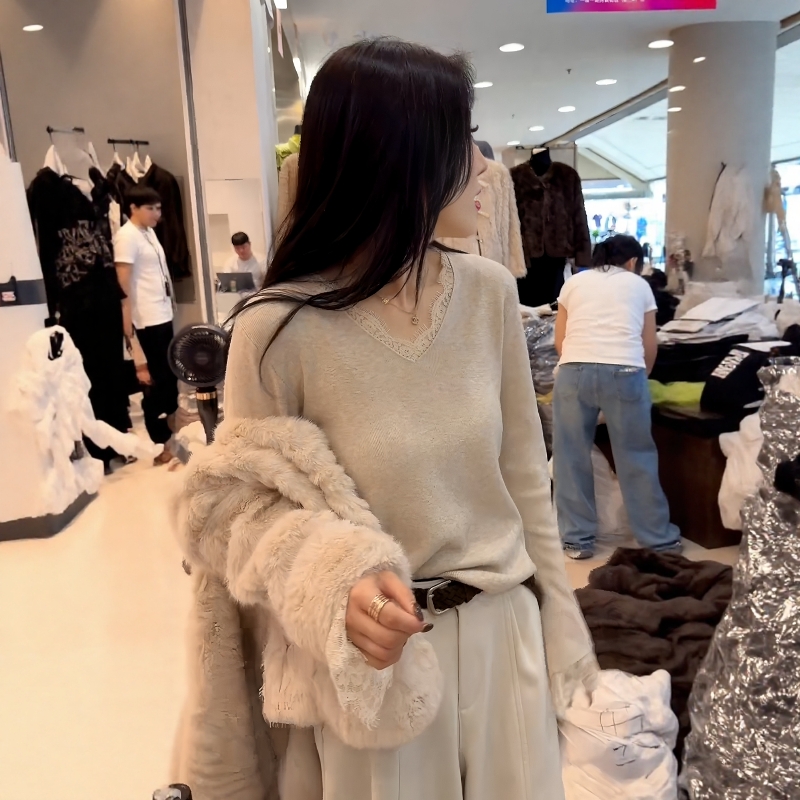 大码洋气燕麦色v领蕾丝长袖针织衫女秋季微胖mm修身内搭打底上衣