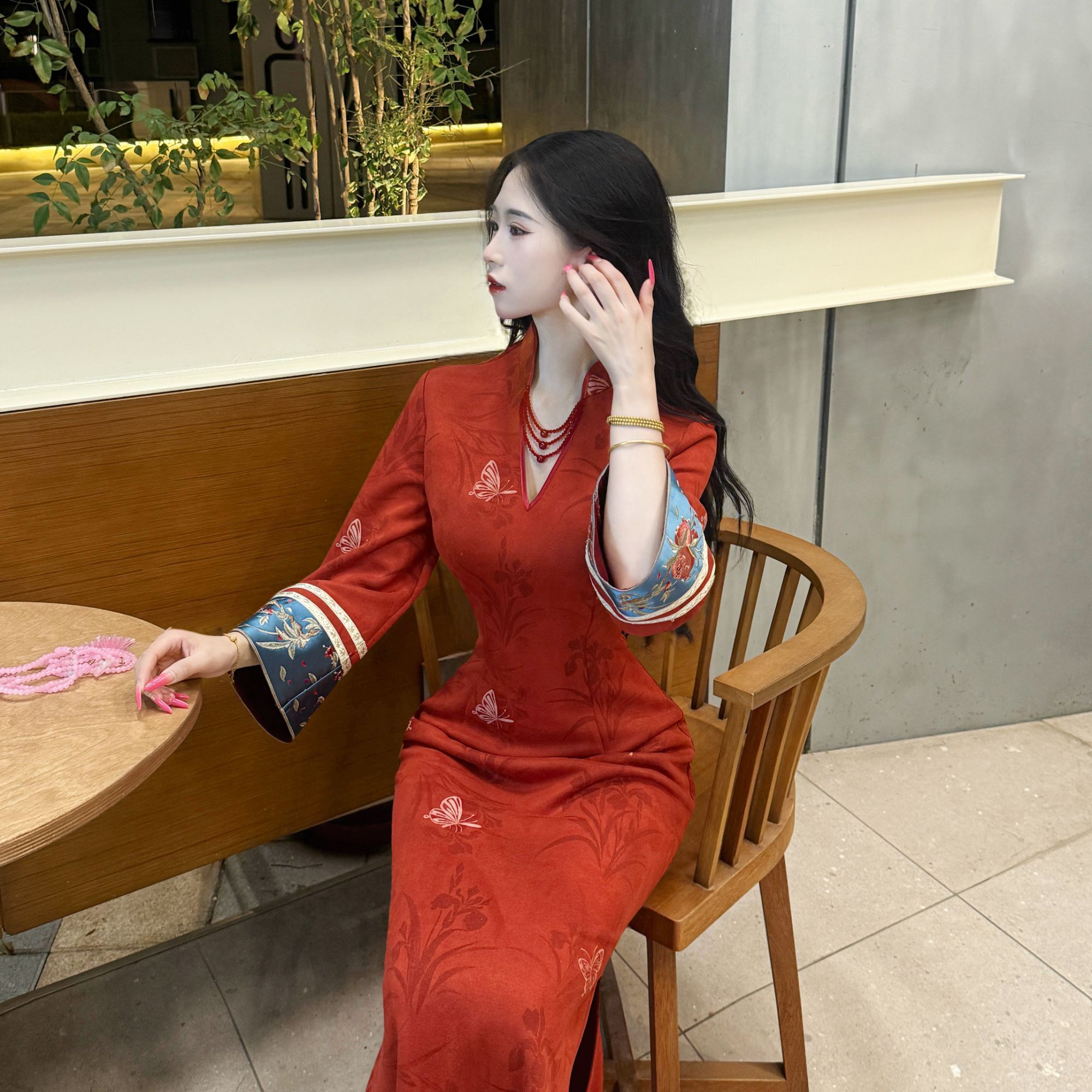 画报夫人原创自制秋冬温柔麂皮绒刺绣珠链旗袍 故宫之红