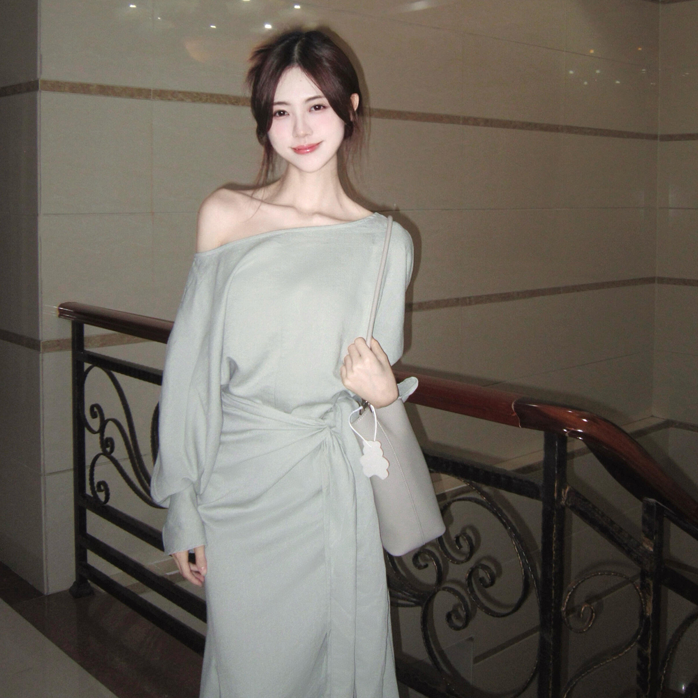 法式气质斜肩长袖连衣裙子女早秋季2025新款修身包臀鱼尾长裙套装