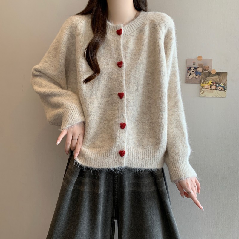大码女装遮肚子爱心扣软糯毛衣外套秋冬胖妹妹宽松显瘦长袖针织衫