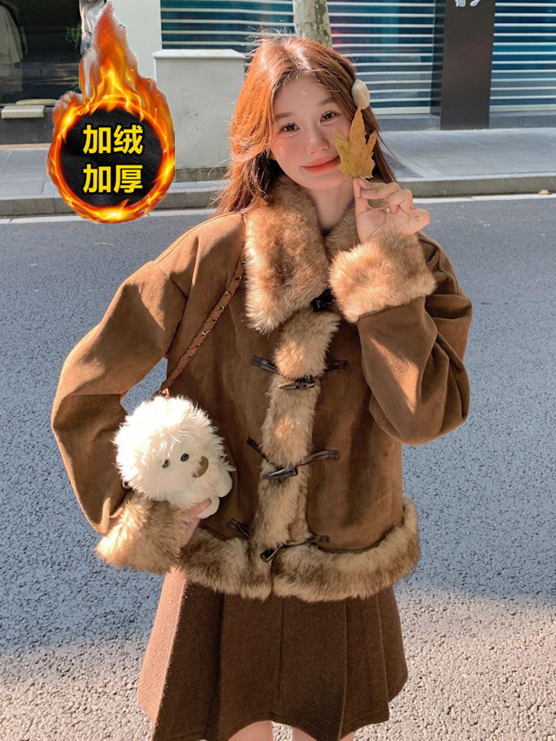 复古毛毛拼接麂皮绒外套女秋冬季新款美拉德加绒牛角扣独特超好看