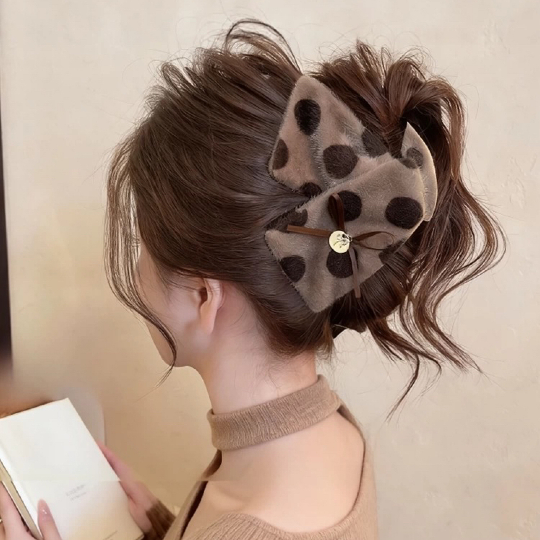 奶咖慕斯~三角抓夹女波点毛绒鲨鱼夹2025新款大号盘发夹秋冬发饰