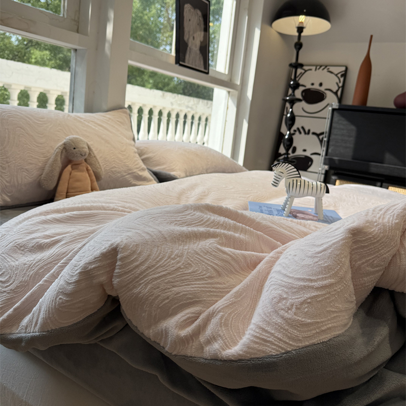 易安阁提花毛边牛奶绒简约粉嫩波纹四件套珊瑚绒1.5m1.8米法兰绒