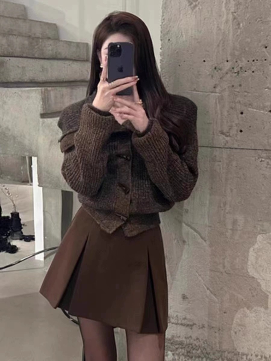 2025年春秋设计感上衣美拉德穿搭翻领牛角扣针织毛衣开衫外套女款