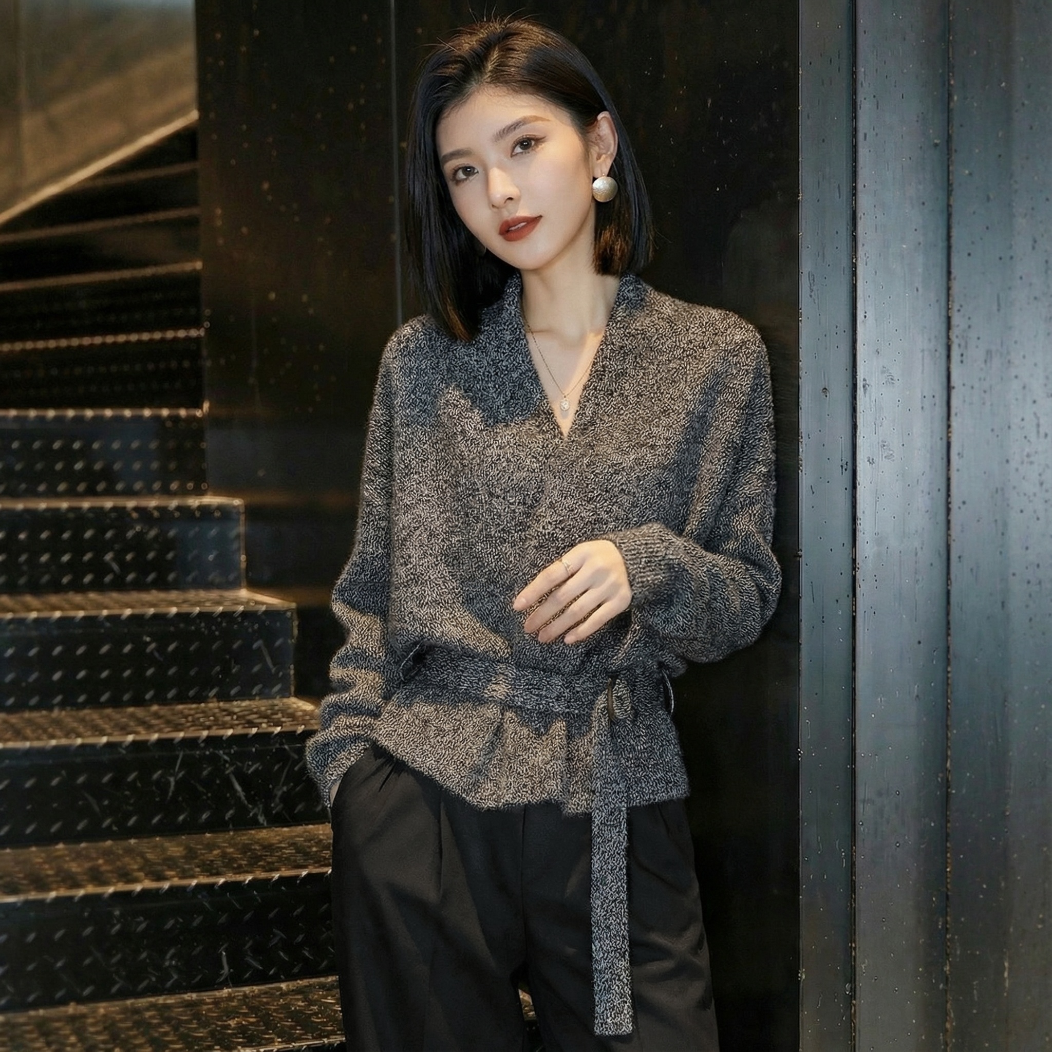 慵懒黑色V领毛衣外套女秋冬高级感洋气减龄系带收腰针织开衫上衣