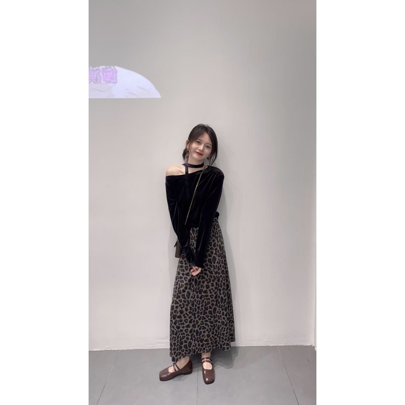 2025秋季新款韩系设计感挂脖露肩长袖丝绒上衣女百搭豹纹半身裙