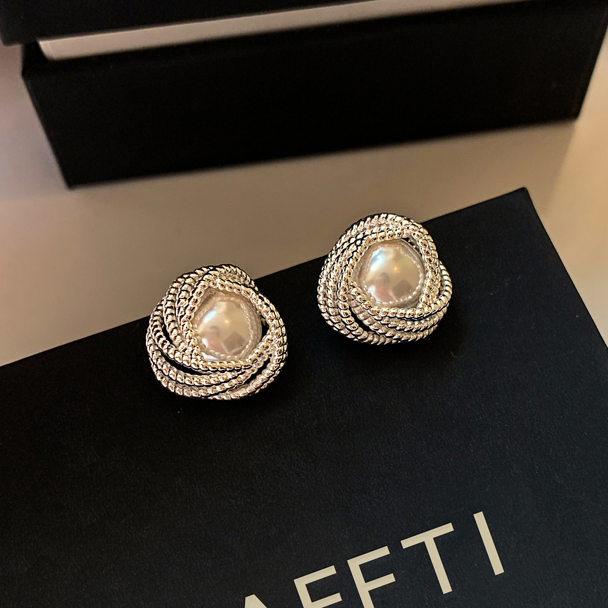 铜合金耳饰 独特仿珍珠耳钉女2025新款高级感轻奢气质耳环耳饰潮