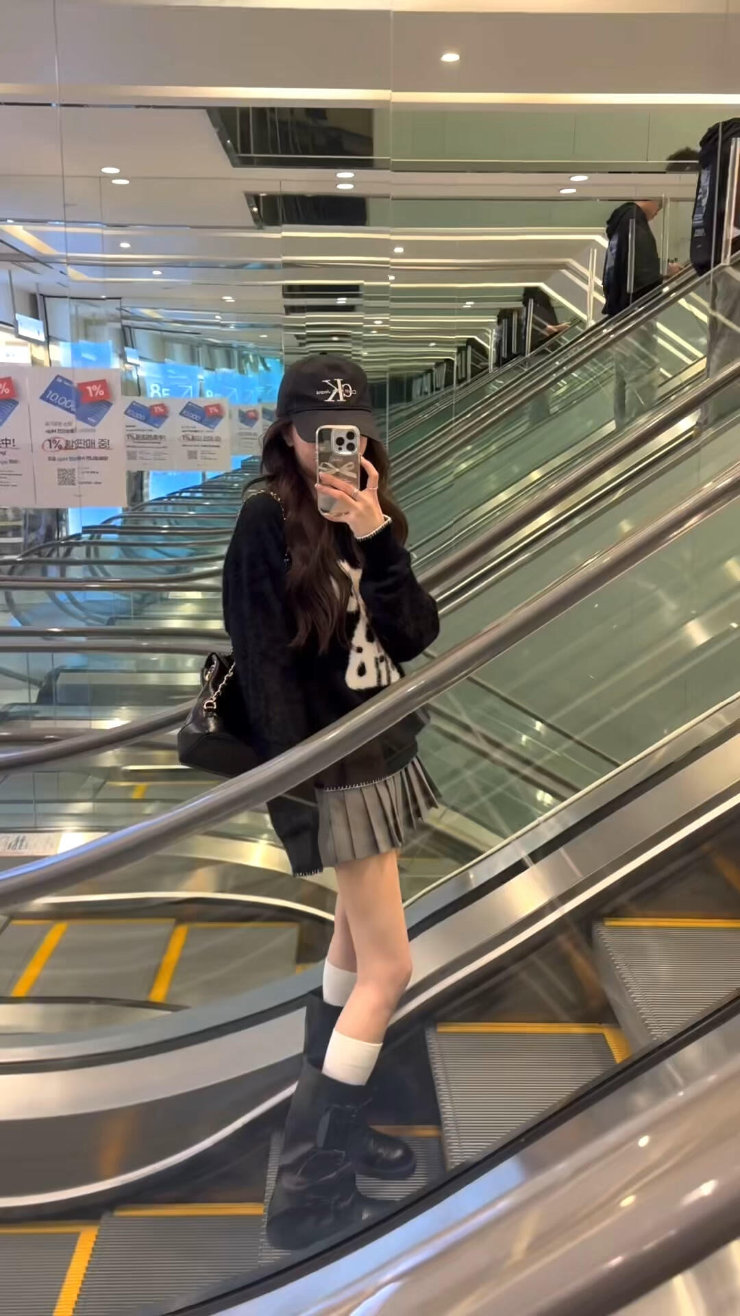 2025秋冬韩系慵懒风小狗刺绣圆领套头黑色毛衣搭配百褶短裙两件套