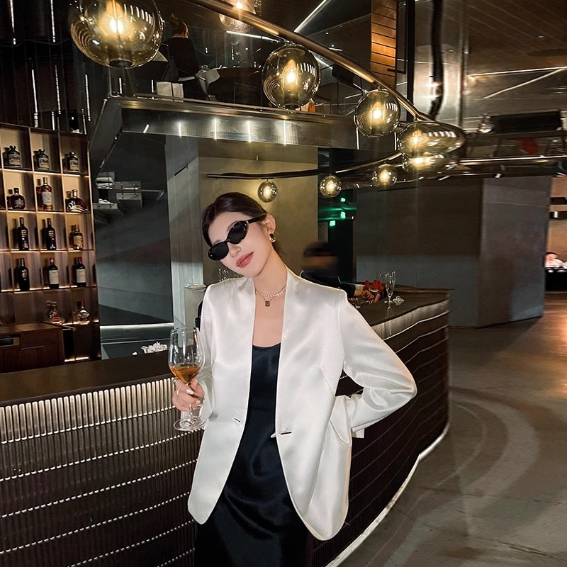胖mm白色仿缎面西装外套女夏薄款大码宽松休闲气质短西服上衣小众