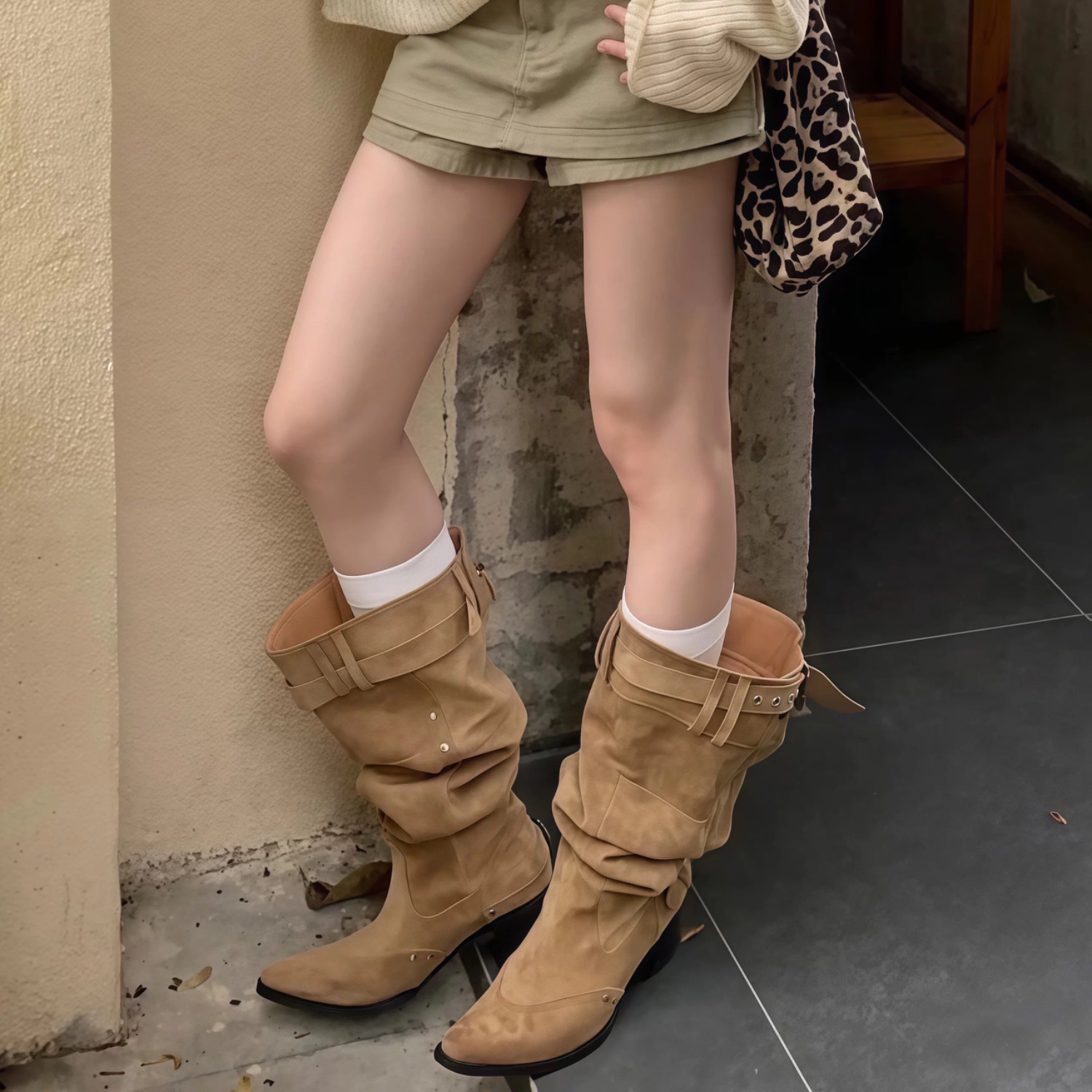 大筒围长筒靴女不过膝2025秋冬新款粗跟显瘦尖头皮带扣褶皱堆堆靴