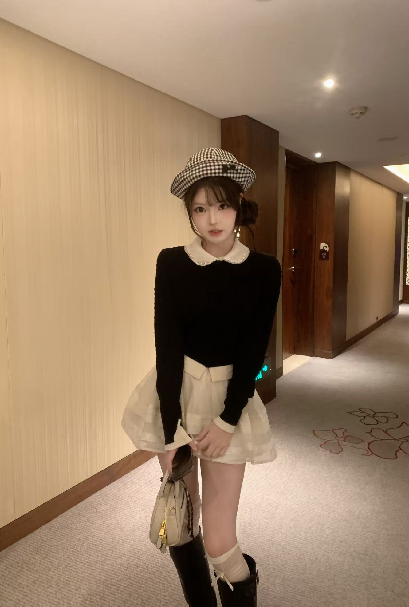 夜珀礼赞 手工钉珠领撞色黑色开衫可拆卸娃娃领上衣奶油短裙套装