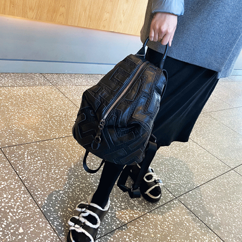 新款2025时尚超火拼接真皮双肩包女包百搭防盗高级感背包旅行包潮