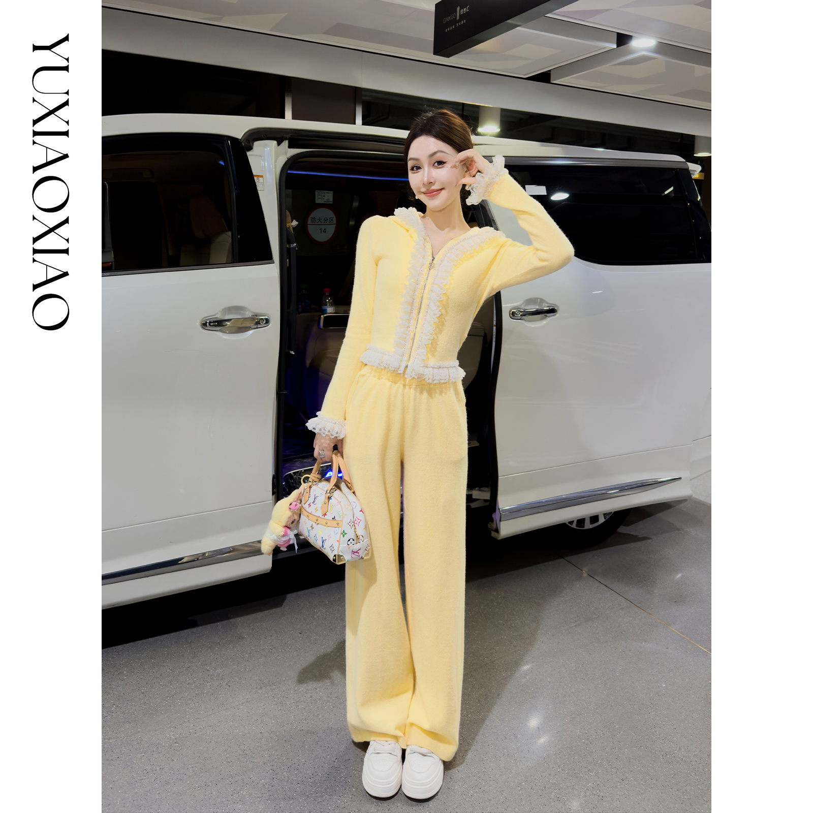 余潇潇【日光童话】抗起球时髦减龄重工花边连帽外套&休闲裤套装