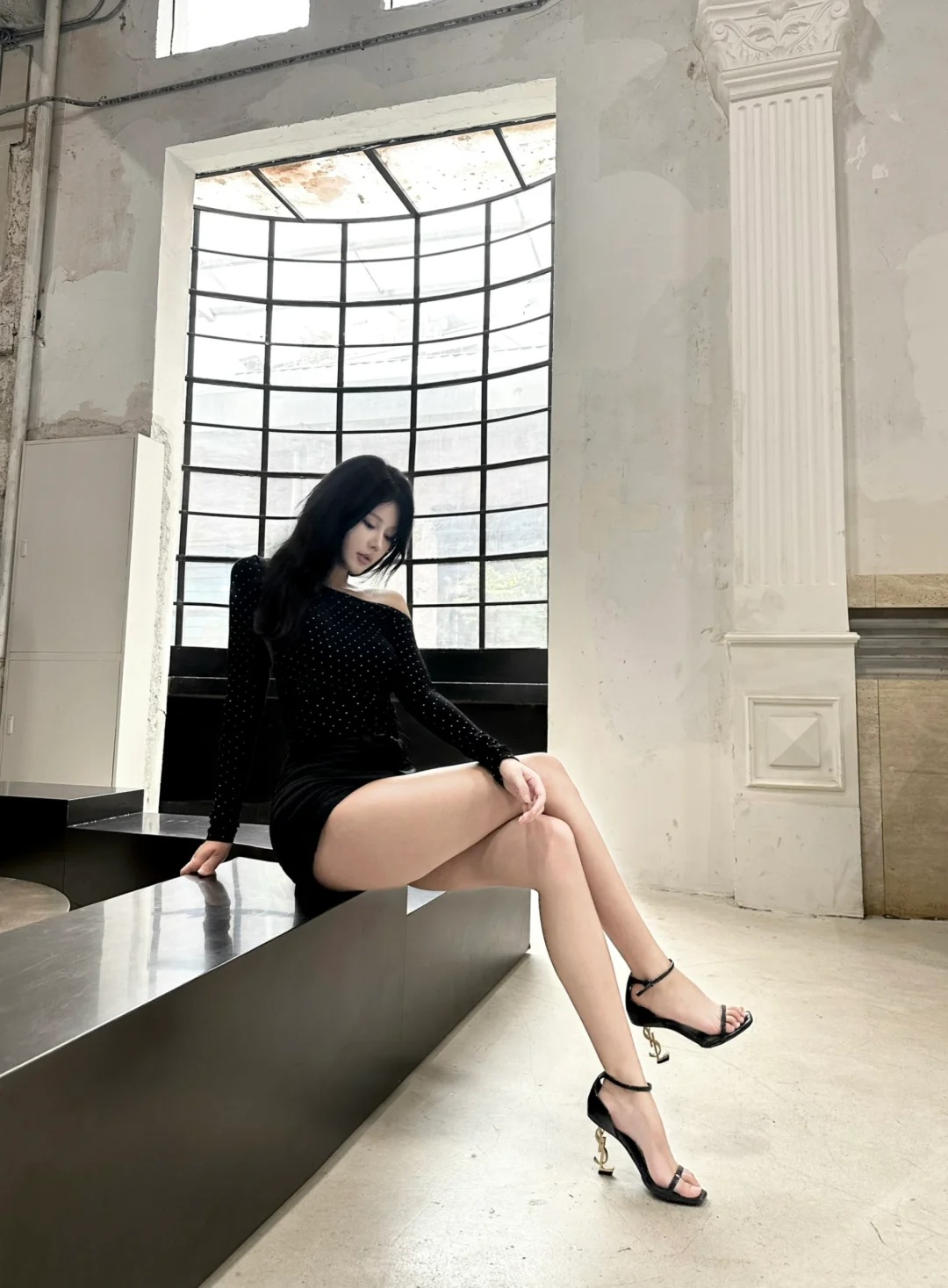 美式辣妹设计感露肩长袖修身T恤上衣女搭配高腰百搭包臀短裤套装