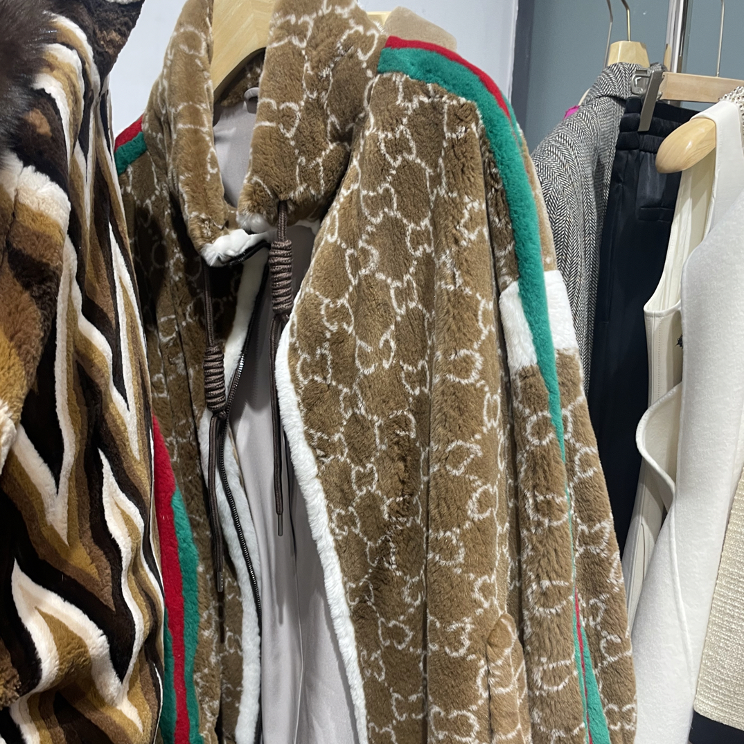 女士整貂连帽短款天鹅绒草外套小众潮流休闲新款貂皮大衣